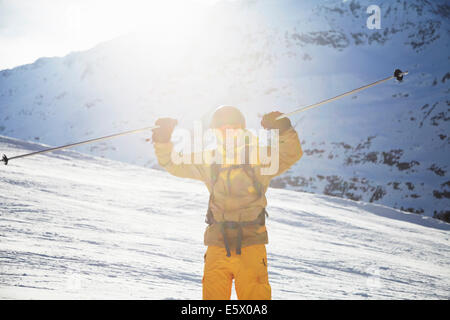 Mitte erwachsenen männlichen Skifahrer hochhalten Skistöcke Feier, Österreich Stockfoto