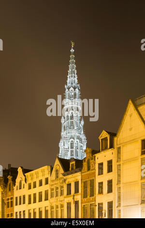 Rathaus (Hotel de Ville) und Grand-Place in der Nacht, Brüssel, Belgien Stockfoto