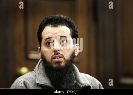 Datei - eine Archiv Bild datiert 5. Januar 2007 zeigt marokkanischen Mounir El Motassadeq warten auf den Start seiner Anhörung vor dem Gericht in Hamburg, Deutschland. Foto: CHRISTIAN CHARISIUS/DPA Stockfoto