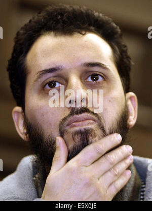 Datei - eine Archiv Bild datiert 8. Januar 2007 zeigt marokkanischen Mounir El Motassadeq warten auf den Start seiner Anhörung vor dem Gericht in Hamburg, Deutschland. Foto: FABIAN BIMMER/DPA Stockfoto