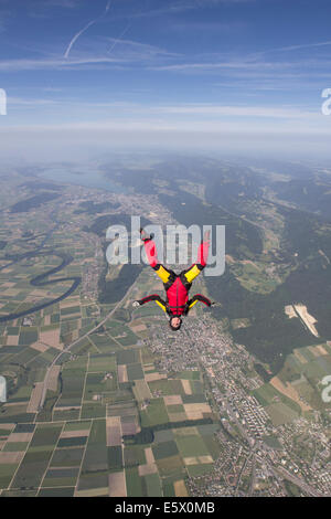 Weibliche Fallschirmspringer freien Fall kopfüber über Grenchen, Bern, Schweiz