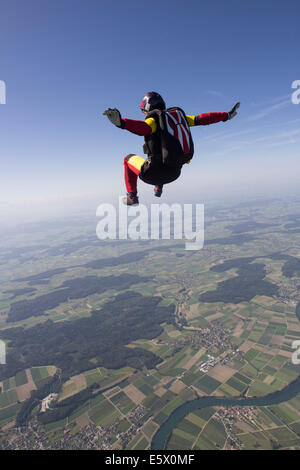 Weibliche Fallschirmspringer frei fallend über Grenchen, Bern, Schweiz