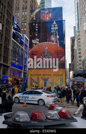 Atmosphäre am Super Bowl Boulevard in Times Square New York vor der NFL Super Bowl XLVIII (02 Feb 14) Featuring: Atmosphäre wo: Manhattan New York Vereinigte Staaten bei: 31. Januar 2014 Stockfoto