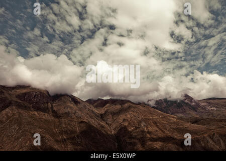 Blick auf Wolken am Berge, Ollantaytambo, Heiliges Tal, Peru Stockfoto