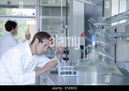 Männliche und weibliche Wissenschaftler arbeiten im Labor Stockfoto