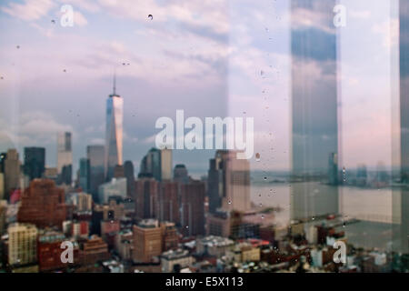 Fenster mit Blick auf One World Trade Center und New York, USA Stockfoto