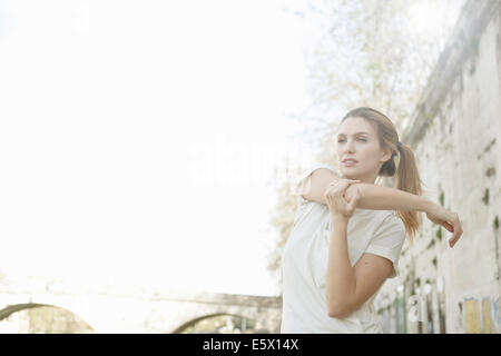 Junge Frau Arm vor dem Training zu dehnen Stockfoto