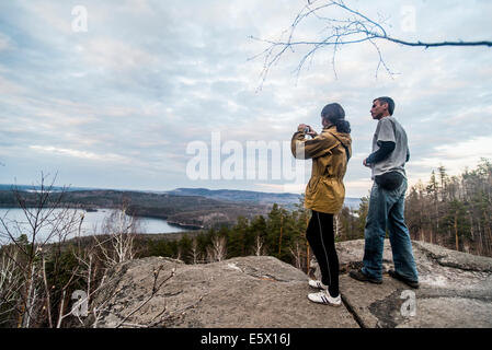 Junges Paar an der Spitze der Felsformation fotografieren Ansicht Stockfoto