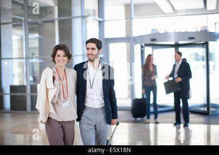 Junge Unternehmer und Unternehmerin, die Ankunft im Konferenzzentrum Stockfoto
