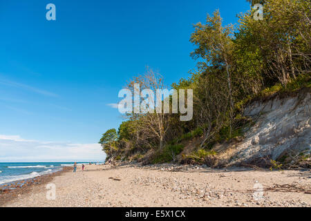 Touristen zu Fuß am Strand von Kap Rozewie, Polen Stockfoto