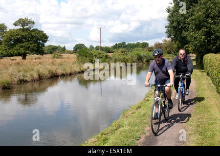 Radfahrer am-upon-Avon-Kanal in der Nähe von Lapworth, Warwickshire, UK Stockfoto