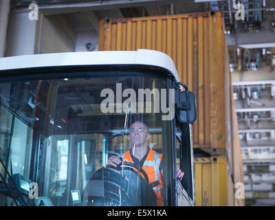 Porträt von Container-LKW-Fahrer in Schiffsluke