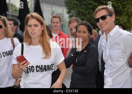 London, England, 7. August 2014: Prinzessin Beatrice und Freund Dave Clark besucht die Jungfrau streben Herausforderung - Fototermin bei The O2, Halbinsel Square. in London. Bildnachweis: Siehe Li/Alamy Live News Stockfoto