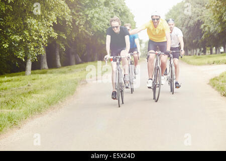 Radfahrer fahren auf grünen Landschaft Straße, Cotswolds, UK Stockfoto