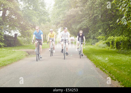 Radfahrer fahren auf grünen Landschaft Straße, Cotswolds, UK Stockfoto