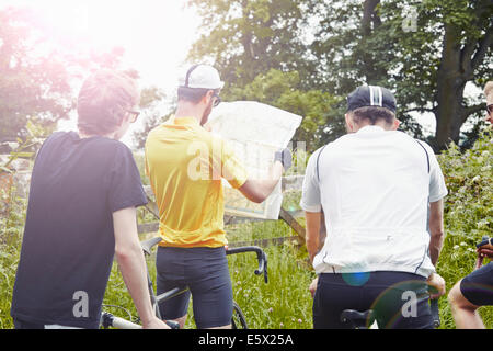 Radfahrer-Kartenlesen auf Landschaft Lane, Cotswolds, UK Stockfoto