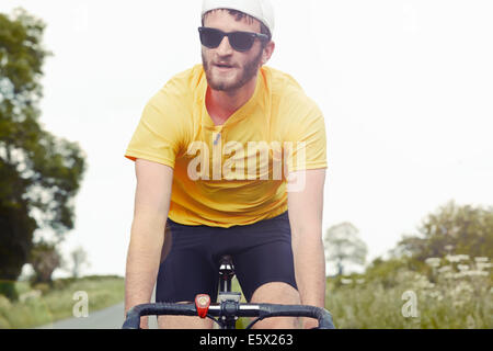 Radfahrer auf seinem Fahrrad Stockfoto