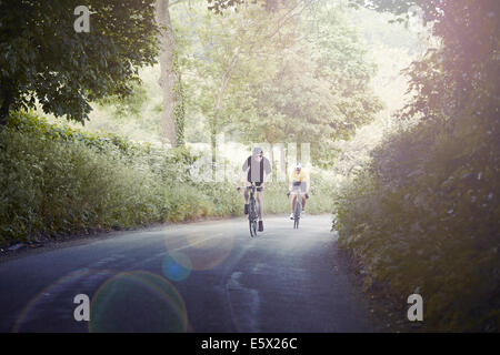 Radfahrer fahren auf grünen Landschaft Straße, Cotswolds, UK Stockfoto