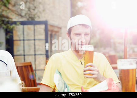 Radfahrer im Biergarten im pub Stockfoto