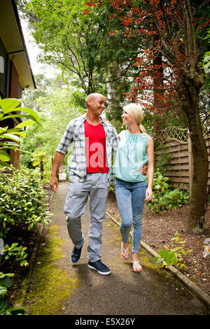 Glückliches Paar einen Spaziergang im Garten Stockfoto