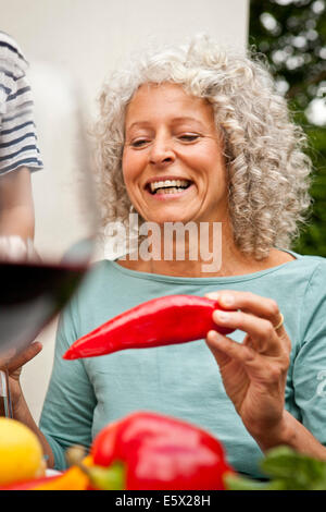 Reife Frau hält eine roter Pfeffer Stockfoto