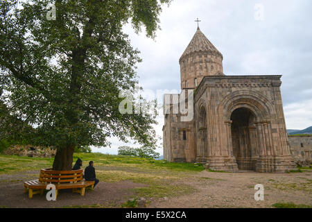 Tatev, Armenien. 24. Juni 2014. Das Tatew Kloster der Armenischen Apostolischen Kirche ist im Süden von Armenien in Tatev, Armenien, 24. Juni 2014 abgebildet. Es ist eines der Entwicklungsdienst die meisten Importants architektonische Denkmäler. Das Kloster wurde im 9. Jahrhundert, auf einem alten Schrein gebaut. Es war ein geistiges Zentrum von Armenien und eine Universität zwischen 1390 und 1453. Foto: Jens Kalaene/Dpa/Alamy Live News Stockfoto