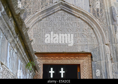 Tatev, Armenien. 24. Juni 2014. Armenische Zeichen sind in Stein im Tatew Kloster der Armenischen Apostolischen Kirche im Süden von Armenien in Tatev, Armenien, 24. Juni 2014 eingraviert. Es ist eines der Entwicklungsdienst die meisten Importants architektonische Denkmäler. Das Kloster wurde im 9. Jahrhundert, auf einem alten Schrein gebaut. Es war ein geistiges Zentrum von Armenien und eine Universität zwischen 1390 und 1453. Foto: Jens Kalaene/Dpa/Alamy Live News Stockfoto