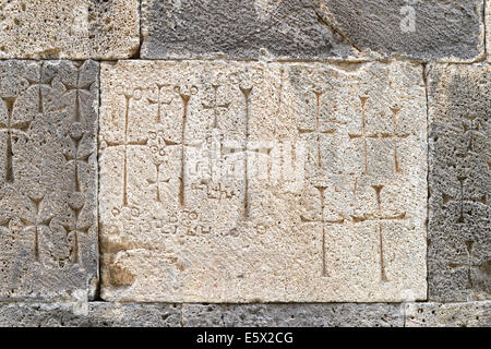 Tatev, Armenien. 24. Juni 2014. Kreuze sind in Stein im Tatew Kloster der Armenischen Apostolischen Kirche im Süden von Armenien in Tatev, Armenien, 24. Juni 2014 eingraviert. Es ist eines der Entwicklungsdienst die meisten Importants architektonische Denkmäler. Das Kloster wurde im 9. Jahrhundert, auf einem alten Schrein gebaut. Es war ein geistiges Zentrum von Armenien und eine Universität zwischen 1390 und 1453. Foto: Jens Kalaene/Dpa/Alamy Live News Stockfoto