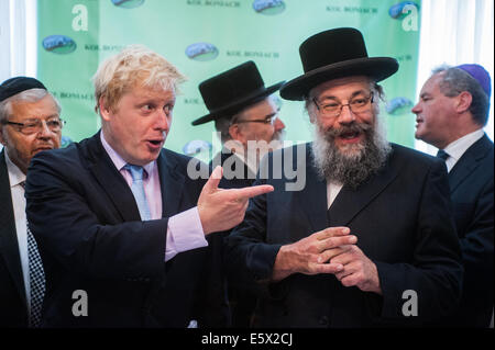 London, UK. 7. August 2014.  Bürgermeister Boris Johnson und Rabbiner Osher Schapiro der orthodoxen jüdischen Gemeinde in Stamford Hill, London Credit: Piero Cruciatti/Alamy Live News Stockfoto