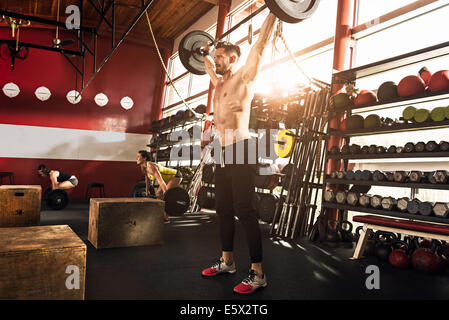 Bodybuilder anhebende Langhantel im Fitness-Studio Stockfoto