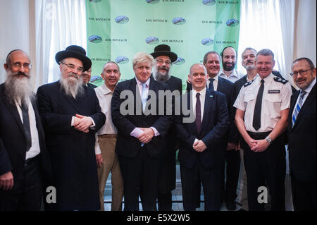 London, UK. 7. August 2014.  Bürgermeister Boris Johnson posiert für Fotos mit Rabbiner Osher Schapiro und Mitglieder der orthodoxen jüdischen Gemeinde in Stamford Hill, London Credit: Piero Cruciatti/Alamy Live News Stockfoto