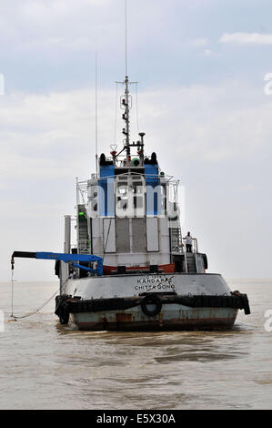 Mawa, Bangladesch. 6. August 2014. Bangladesch Schlepper Kandari-2 mit mächtigen Sonar Scanner sucht die Position des versunkenen Schiffes im Wasser auf dem Padma-River in Munshiganj Bezirk, etwa 37 km von Hauptstadt Dhaka, Bangladesch, 6. August 2014. Die Zahl der Todesopfer des Montages Fähre Capsizal gestiegen um 07:23, die mehr Körper weit weg von der Website abgerufen wurden wo sank das Schiff mit rund 250 Passagiere an Bord, teilte die Polizei. © Shariful Islam/Xinhua/Alamy Live-Nachrichten Stockfoto