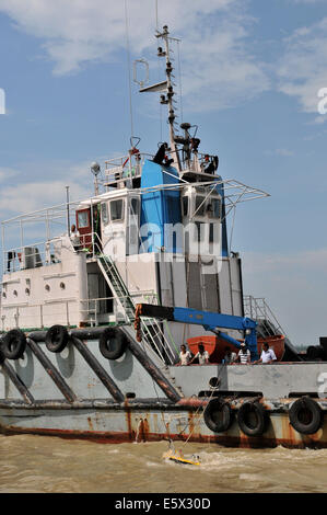 Mawa, Bangladesch. 6. August 2014. Bangladesch Schlepper Kandari-2 mit mächtigen Sonar Scanner sucht die Position des versunkenen Schiffes im Wasser auf dem Padma-River in Munshiganj Bezirk, etwa 37 km von Hauptstadt Dhaka, Bangladesch, 6. August 2014. Die Zahl der Todesopfer des Montages Fähre Capsizal gestiegen um 07:23, die mehr Körper weit weg von der Website abgerufen wurden wo sank das Schiff mit rund 250 Passagiere an Bord, teilte die Polizei. © Shariful Islam/Xinhua/Alamy Live-Nachrichten Stockfoto