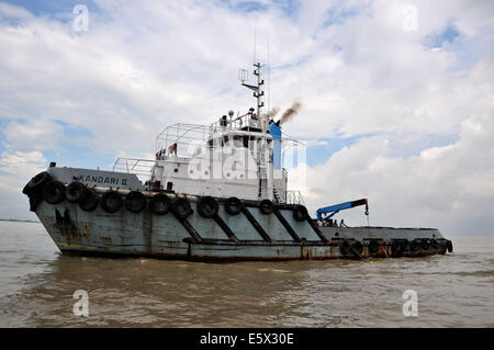 Mawa, Bangladesch. 6. August 2014. Bangladesch Schlepper Kandari-2 mit mächtigen Sonar Scanner sucht die Position des versunkenen Schiffes im Wasser auf dem Padma-River in Munshiganj Bezirk, etwa 37 km von Hauptstadt Dhaka, Bangladesch, 6. August 2014. Die Zahl der Todesopfer des Montages Fähre Capsizal gestiegen um 07:23, die mehr Körper weit weg von der Website abgerufen wurden wo sank das Schiff mit rund 250 Passagiere an Bord, teilte die Polizei. © Shariful Islam/Xinhua/Alamy Live-Nachrichten Stockfoto