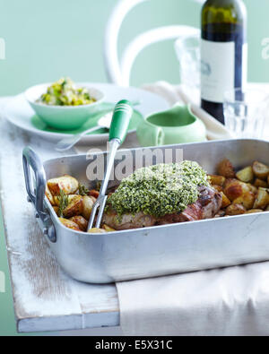 Braten, Tablett mit Lamm und Kartoffeln mit Kräuterkruste Stockfoto