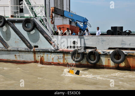 Mawa, Bangladesch. 6. August 2014. Bangladesch Schlepper Kandari-2 mit mächtigen Sonar Scanner sucht die Position des versunkenen Schiffes im Wasser auf dem Padma-River in Munshiganj Bezirk, etwa 37 km von Hauptstadt Dhaka, Bangladesch, 6. August 2014. Die Zahl der Todesopfer des Montages Fähre Capsizal gestiegen um 07:23, die mehr Körper weit weg von der Website abgerufen wurden wo sank das Schiff mit rund 250 Passagiere an Bord, teilte die Polizei. © Shariful Islam/Xinhua/Alamy Live-Nachrichten Stockfoto