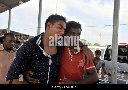 Mawa, Bangladesch. 6. August 2014. Ein Mann trauert um seine vermissten Familienangehörigen auf dem Gelände des Flusses Padma in Munshiganj Bezirk, etwa 37 km von Hauptstadt Dhaka, Bangladesch, 6. August 2014. Die Zahl der Todesopfer des Montages Fähre Capsizal gestiegen um 07:23, die mehr Körper weit weg von der Website abgerufen wurden wo sank das Schiff mit rund 250 Passagiere an Bord, teilte die Polizei. © Shariful Islam/Xinhua/Alamy Live-Nachrichten Stockfoto