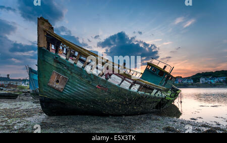 Verfallenden alten Boot Wrack aufgegeben am Ufer des Hooe See in Plymouth, Devon Stockfoto