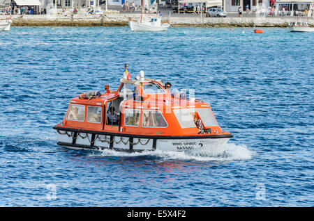 Schiff Rettungsboot zart Überführung Menschen zu ihrem Schiff in Mykonos, Kykladen, Griechenland Stockfoto