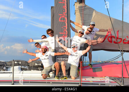 Isle Of Wight, UK. 6. August 2014. Abu Dhabi macht Debüt in Cowes, Benennung von Azzam, Abu Dhabi Ocean Racing Anwärter der neuen Generation des Bootes, V065 für das Jahr 2014/15 Volvo Ocean Race.die Boote kommt in Abu Dhabi am 14. und 15. Dezember nach ihrem Bein von Kapstadt entfernt. Mitglieder des Teams, darunter Ian Walker (Skipper) unten rechts Adil Khalid (Trimmer und Steuermann-unten links. Der Name bedeutet Azzam "Bestimmung." das Rennen in einem ausgezeichneten Tag mit dem Team auf Azzam in der Artemis-Challenge auf ein Rennen auf der Isle Of Wight gefolgt war. Bildnachweis: Gary Blake/Alamy Live-Nachrichten Stockfoto