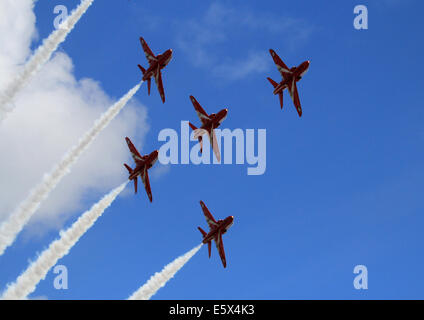 Red Arrows fliegen durch die Wolken Stockfoto