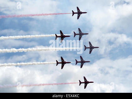 Red Arrows in Formation über Bournemouth Pier Stockfoto