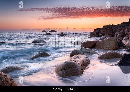 Sonnenuntergang in Porth Nanven Cove auch bekannt als Kinderbett Valley Beach in der Nähe von Penzance in Cornwall Stockfoto