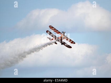 Breitling Doppeldecker in einem Kunstflug-display Stockfoto