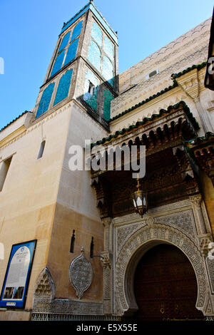 Eingang zur Qaraouiyine Moschee, Minarett, Tür, geschlossen zu den Christen, die meisten kostbaren Moschee in moslemischen Abendlandes, Fez, Marokko Stockfoto