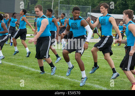 Harper Woods, Michigan - High School Fußballspieler Sound Mind Sound Body-Fußball-Camp zu besuchen. Stockfoto