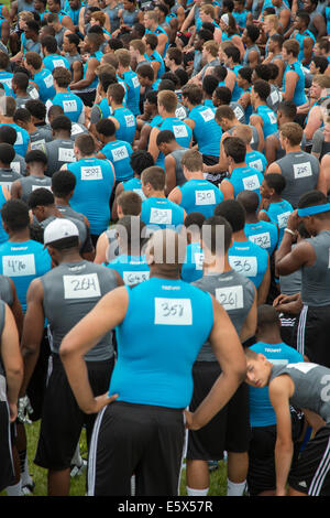 Harper Woods, Michigan - High School Fußballspieler Sound Mind Sound Body-Fußball-Camp zu besuchen. Stockfoto