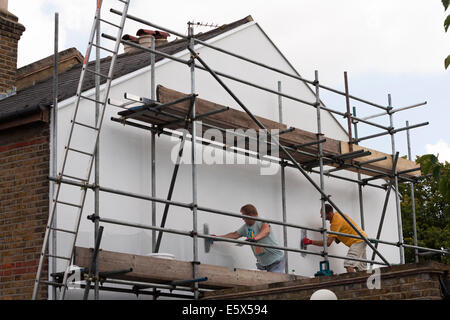 Erbauer anwenden/Kelle/Final äußeren Silikon auftragen Hartschaum wand Isolierung/viktorianischen Reihenhaus Giebelseite UK Float Stockfoto