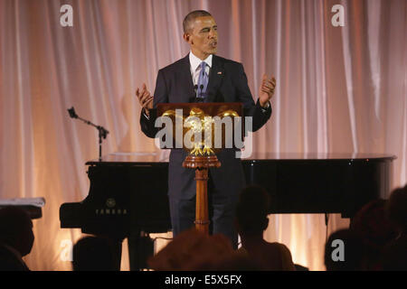 Washington, DC, USA. 5. August 2014. US-Präsident Barack Obama wirft ein Glas und prostet seinen Gästen bei einem Dinner anlässlich der U.S.-Afrika Leaders Summit auf dem South Lawn des weißen Hauses in Washington, DC, USA, 5. August 2014. Präsident Barack Obama fördert Geschäftsbeziehungen zwischen den Vereinigten Staaten und den afrikanischen Ländern während der dreitägigen U.S.-Afrika Leaders Summit, wo 49 Staatschefs in Washington treffen. Bildnachweis: Chip Somodevilla/Pool über CNP/Dpa - NO WIRE SERVICE - © Dpa/Alamy Live-Nachrichten Stockfoto