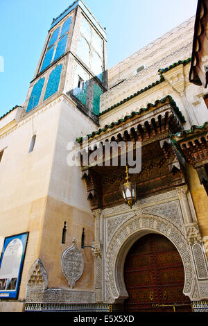 Eingang zur Qaraouiyine Moschee, Minarett, Tür, geschlossen zu den Christen, die meisten kostbaren Moschee in moslemischen Abendlandes, Fez, Marokko Stockfoto